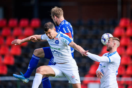 Sundsvalls Pontus Engblom i en duell med Akropolis Mauricio