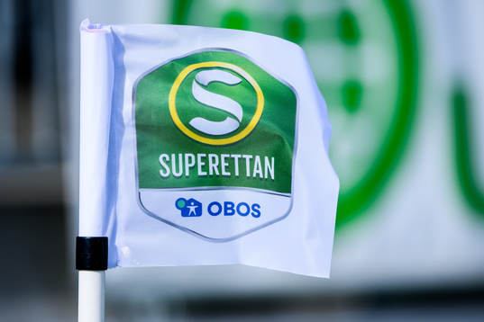 En hörnflagga med Superettans logo på