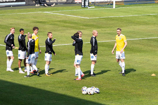 Falkenbergs spelare före fotbollsmatchen i Superettan