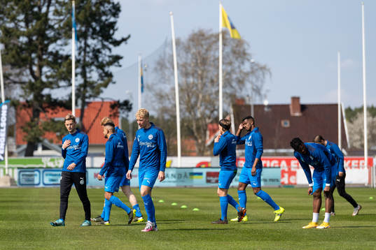 Värnamos spelare före fotbollsmatchen i Superettan mellan