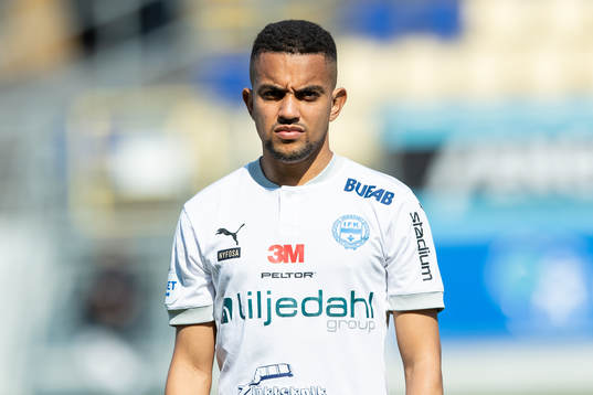 Värnamos Erick Brendon före fotbollsmatchen i Superettan