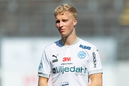 Värnamos Victor Larsson före fotbollsmatchen i Superettan