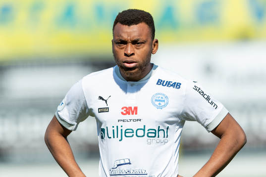 Värnamos Abdussalam Magashy före fotbollsmatchen i