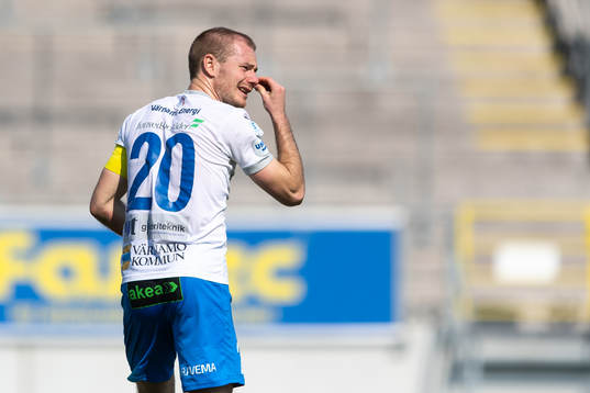 Värnamos Freddy Winsth med näsblod