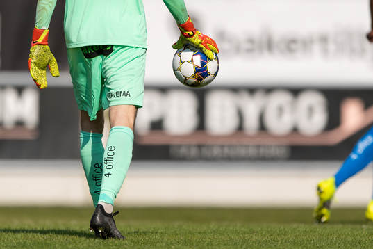 En fotboll i målvaktshandske
