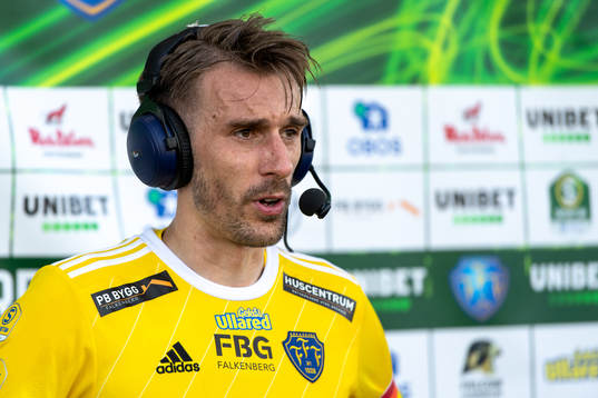 Falkenbergs Tobias Karlsson blir intervjuad