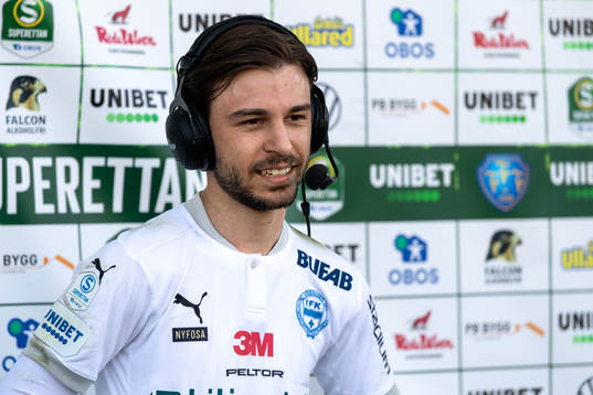 Värnamos Michael Kargbo blir intervjuad