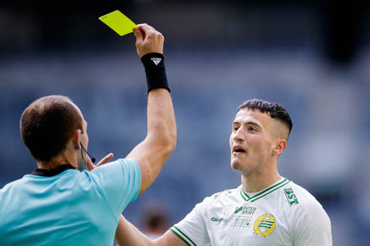Hammarbys Astrit Selmani får en varning