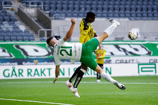 Hammarbys Astrit Selmani och Häckens Godswill Ekpolo