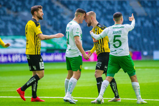 Hammarbys Astrit Selmani och Häckens Alexander Faltsetas i
