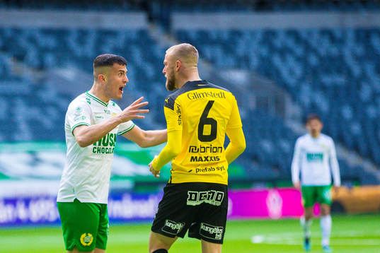 Hammarbys Astrit Selmani och Häckens Alexander Faltsetas i
