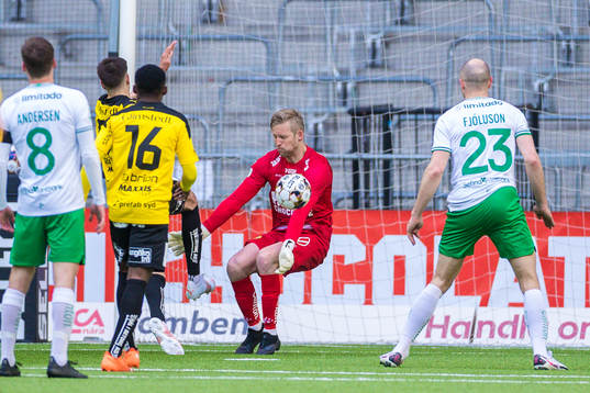 Hammarbys målvakt David Ousted med en räddning