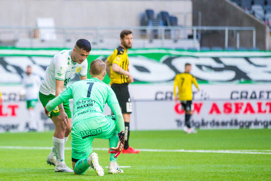 Hammarbys Astrit Selmani och Häckens målvakt Pontus