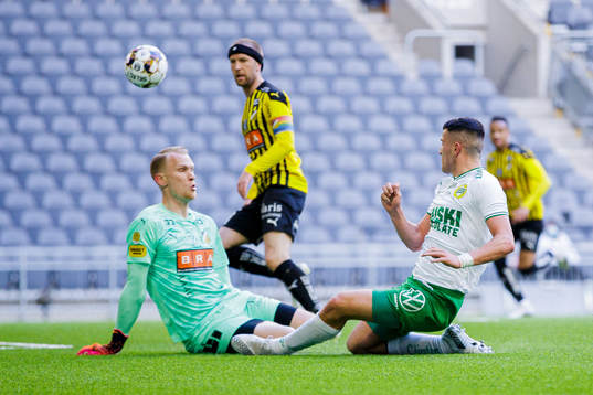 Häckens målvakt Pontus Dahlberg räddar skott från
