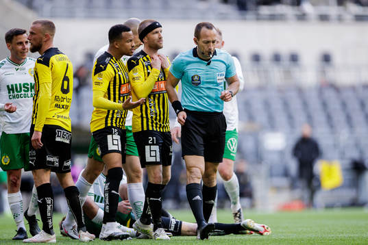 Häckens Rasmus Lindgren och domare Kaspar Sjöberg