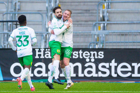 Hammarbys Abdul Khalili jublar med Darijan Bojanic och