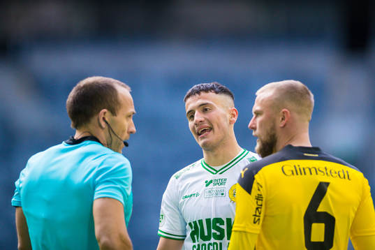 Hammarbys Astrit Selmani och Häckens Alexander Faltsetas i