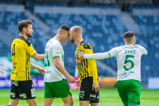 Hammarbys Astrit Selmani och Häckens Alexander Faltsetas i