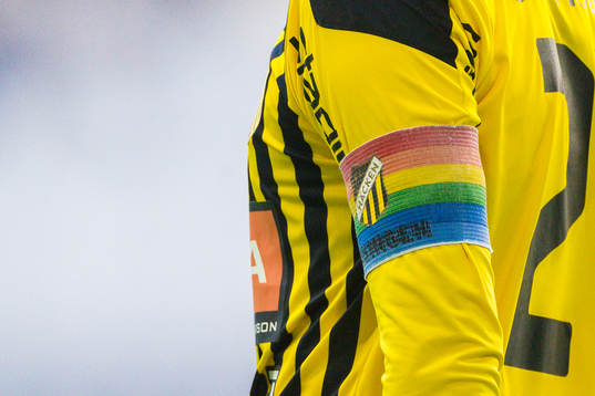 En regnbågsfärgad armbindel på Häckens Rasmus Lindgren