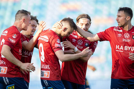 Örgrytes Ajdin Zeljkovic jublar med lagkamrater