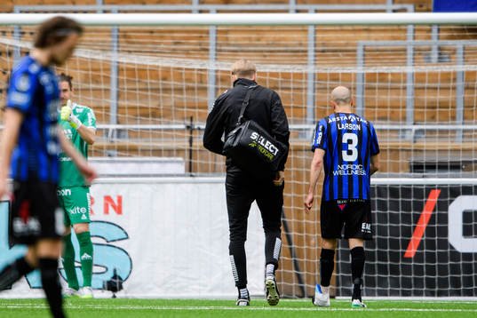 Sirius Karl Larson lämnar planen