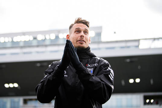 Sirius tränare Daniel Bäckström jublar