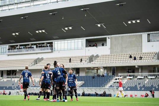 Sirius Mohammed Khalid Saeid jublar med lagkamrater