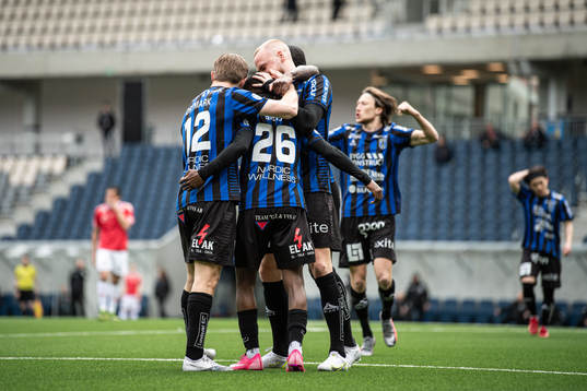 Sirius Mohammed Khalid Saeid jublar med lagkamrater