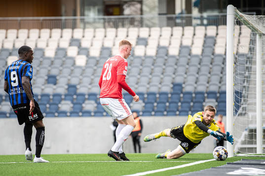 Kalmars målvakt Lucas Hägg Johansson med en räddning