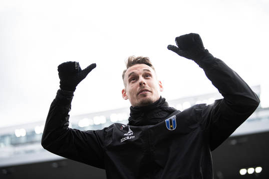 Sirius tränare Daniel Bäckström tackar publiken