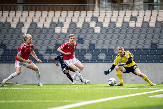 Kalmars målvakt Lucas Hägg Johansson med en räddning
