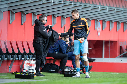 AFC Eskilstunas Pontus Rödin med lindat knä