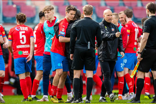 Helsingborgs Wilhelm Loeper kramas om av AFC Eskilstunas