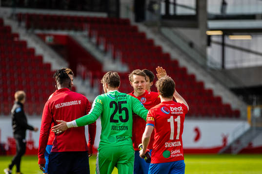 Helsingborgs Viktor Lundberg jublar med lagkamrater