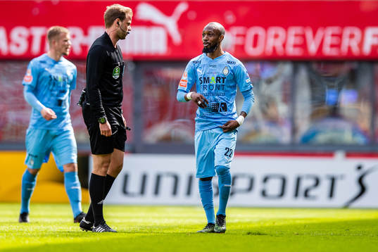 Domare Richard Sundell i samtal med AFC Eskilstunas Ibrahim
