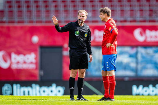 Domare Richard Sundell i samtal med Helsingborgs Viktor