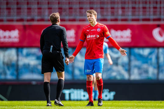 Domare Richard Sundell i samtal med Helsingborgs Viktor