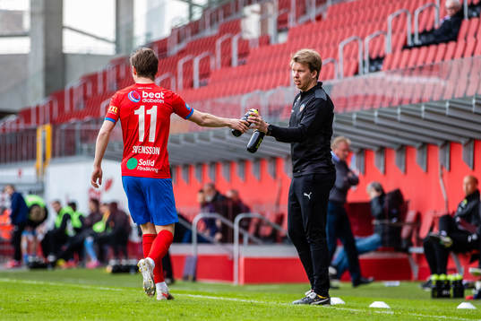 Helsingborgs Max Svensson får vatten av fysioterapeut