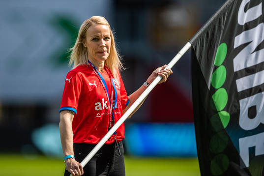 Ann-Catrin Thorup med flagga