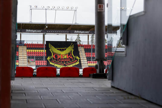 En ÖFK flagga på läktaren