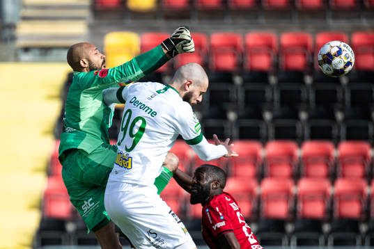 Östersunds målvakt Aly Keita och Varbergs Robin Simovic