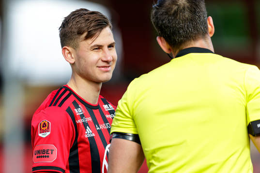 Östersunds Nikolas Dosis i samtal med domaren