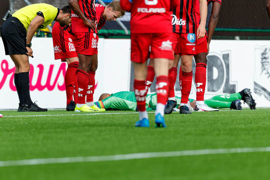 Östersunds målvakt Aly Keita har ont