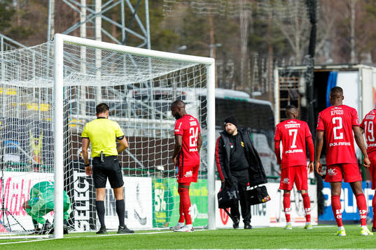 Östersunds målvakt Aly Keita har ontunder fotbollsmatchen