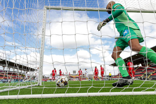 Östersunds målvakt Aly Keita tar ut bollen ur mål