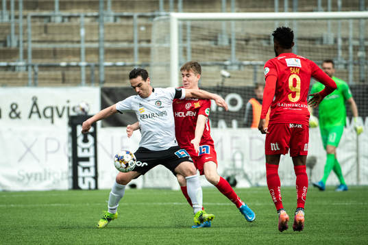 Örebros Nordin Gerzic och IFK Norrköpings Isak Bergmann