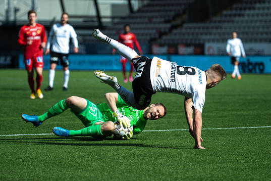 IFK Norrköpings målvakt Oscar Jansson och Örebros Dennis