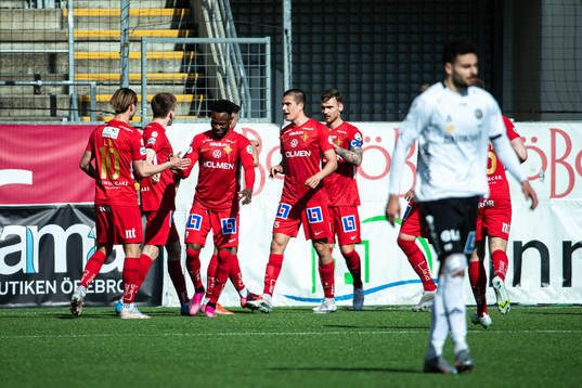 IFK Norrköpings Carl Björk jublar med lagkamrater