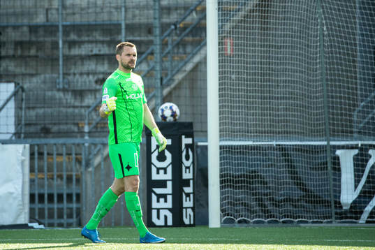 IFK Norrköpings målvakt Oscar Jansson jublar