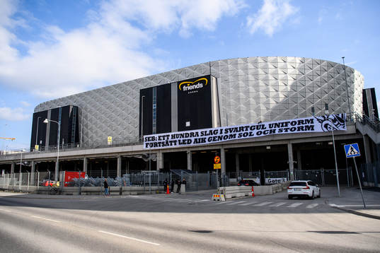 s supportrar håller upp en banderoll utanför Friends Arena